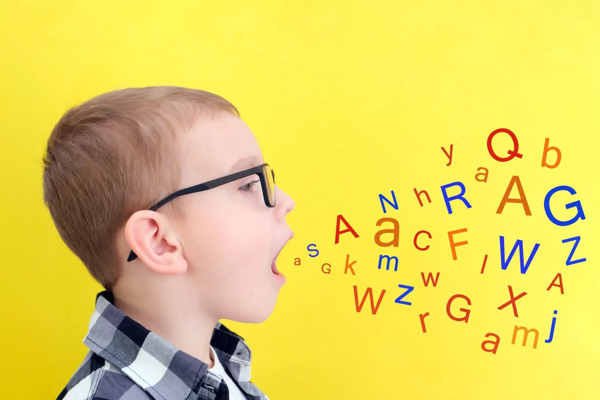 Ana Sayfa 12 speech therapy toddler boy says open mouth with letters classes with speech therapist boy isolated yellow background scaled