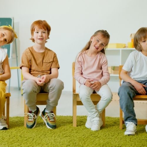 Dikkat Eksikliği Olan Çocuklara Nasıl Yaklaşılmalı? Aileler İçin Rehber 5 Öğretmen desteği, dikkat eksikliği yaşayan çocukların okul başarısını olumlu etkileyebilir.